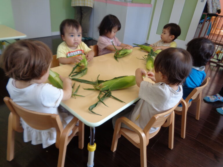 とうもろこしの皮むきに挑戦🌽