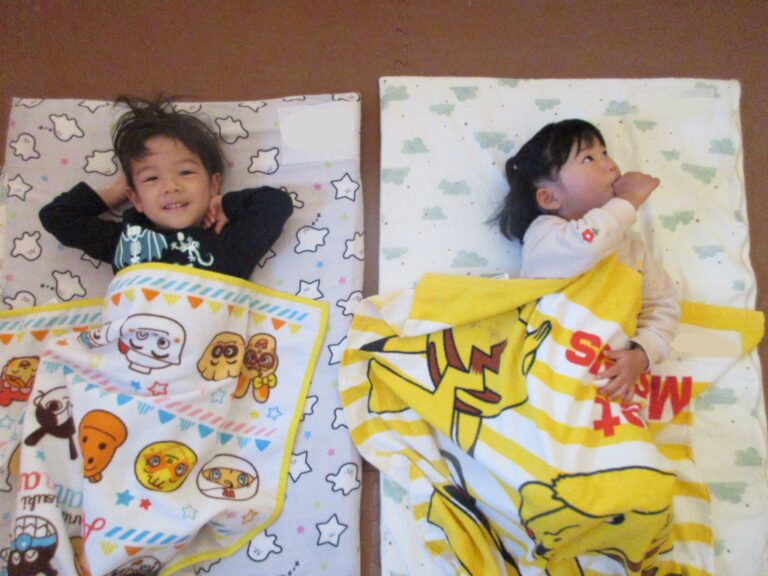 お昼寝中の先生のお仕事✍️